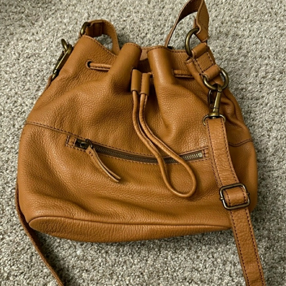 Fossil bucket bag